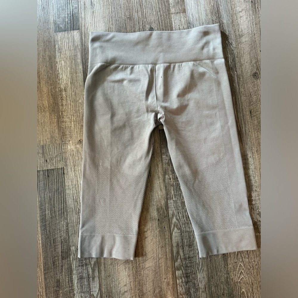 Lululemon - Picture 3 of 3